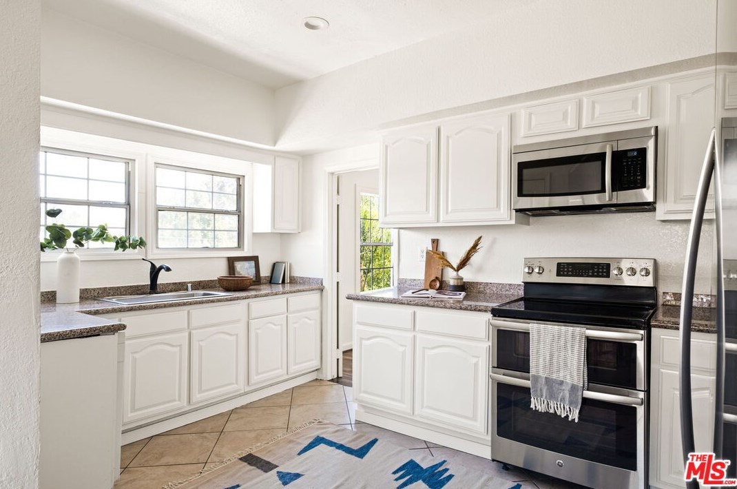 1106 Highland Ave, Los Angeles CA  90019-1750 exterior