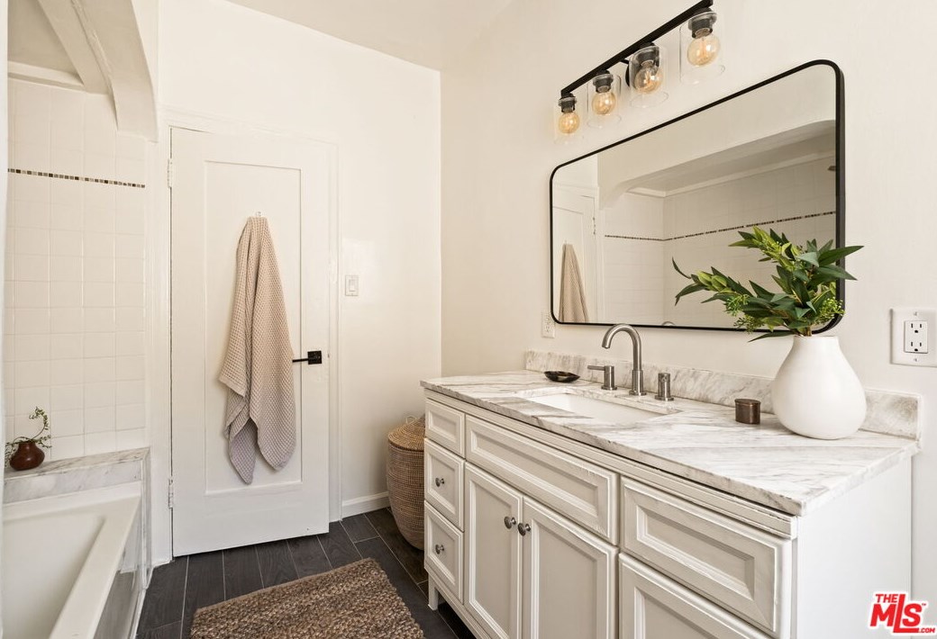 1106 Highland Ave, Los Angeles CA  90019-1750 exterior
