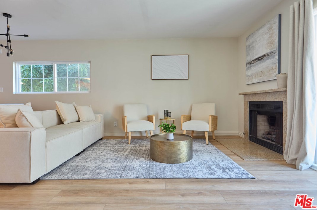 14926 Moorpark St, Van Nuys, CA 91403-2580