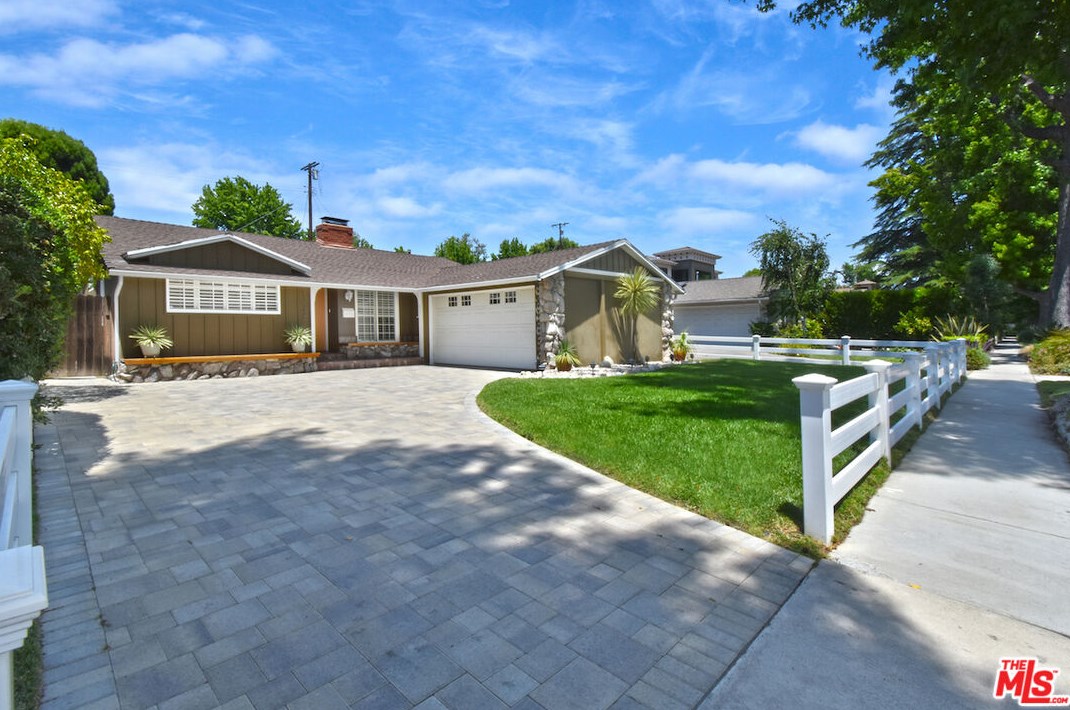 13145 Weddington St, Van Nuys, CA 91401