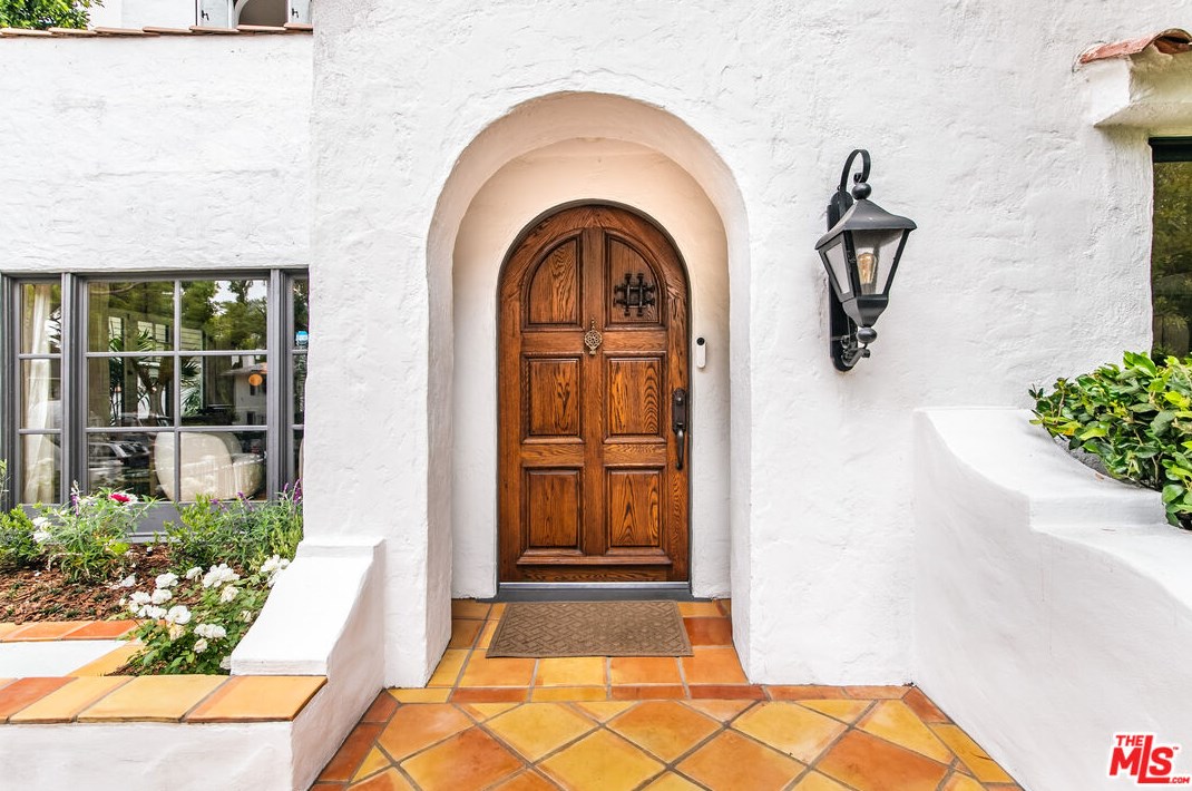 1545 Orange Grove Ave, Los Angeles CA  90019-4923 exterior