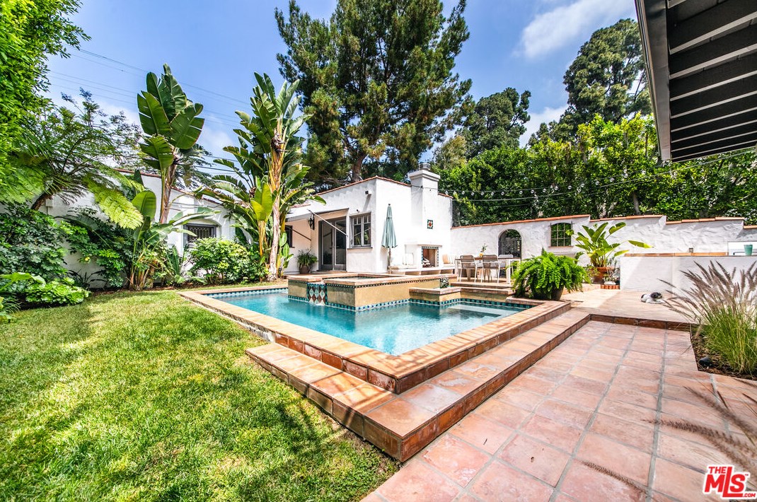 1545 Orange Grove Ave, Los Angeles CA  90019-4923 exterior
