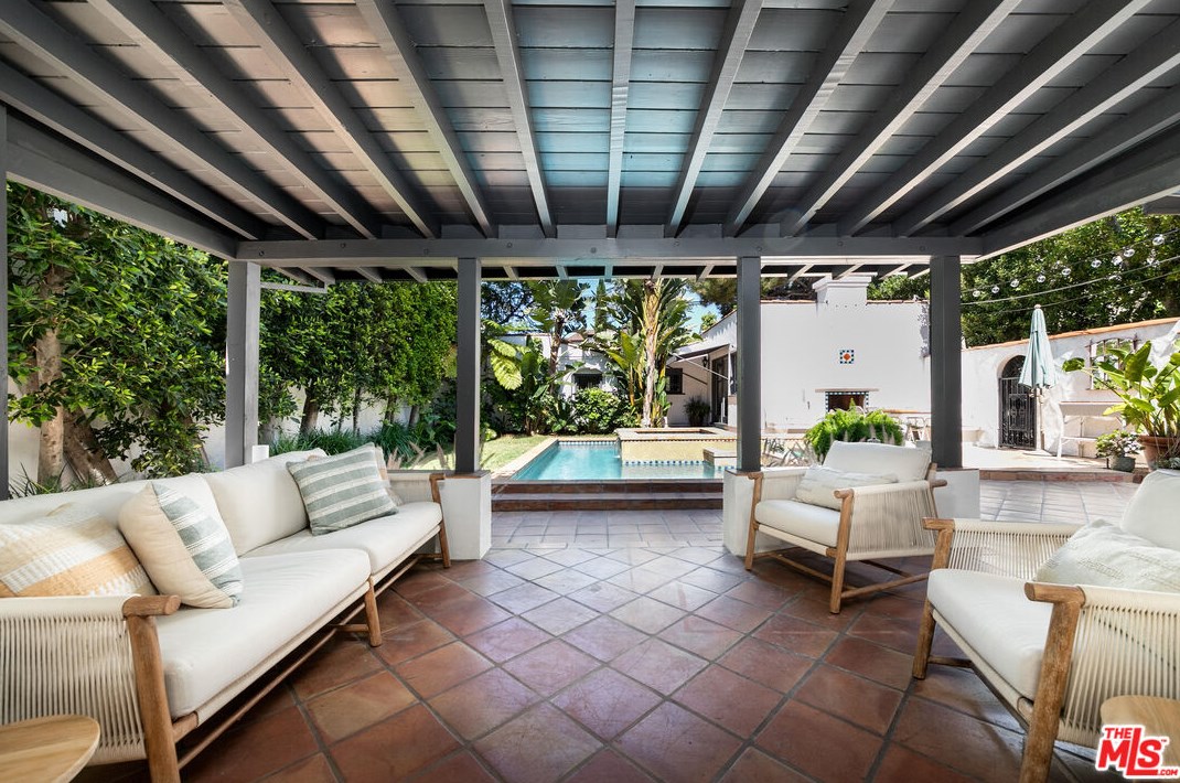 1545 Orange Grove Ave, Los Angeles CA  90019-4923 exterior