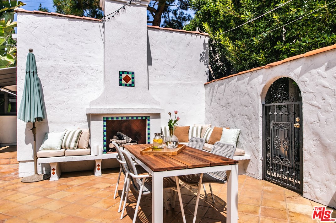 1545 Orange Grove Ave, Los Angeles CA  90019-4923 exterior