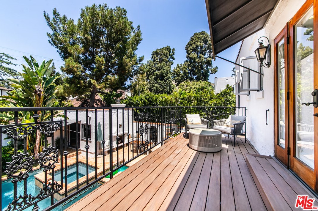 1545 Orange Grove Ave, Los Angeles CA  90019-4923 exterior