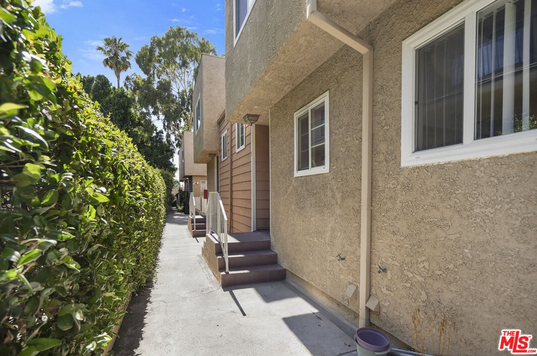7319 Hazeltine Ave #13, Van Nuys, CA 91405