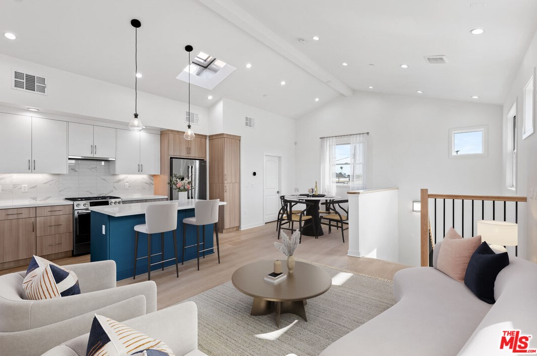 1246 Bronson Ave, Los Angeles, CA 90019-3241
