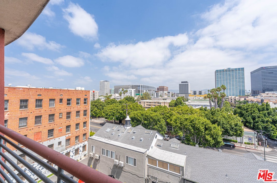 815 Harvard Blvd, Los Angeles CA  90005-2588 exterior