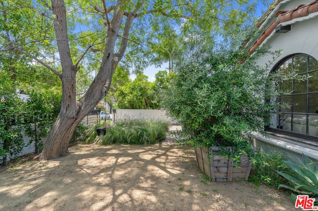 1829 Holt Ave, Los Angeles CA  90035-4307 exterior