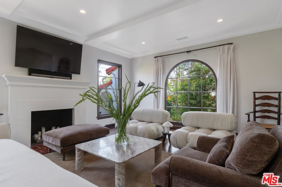 1829 Holt Ave, Los Angeles CA  90035-4307 exterior