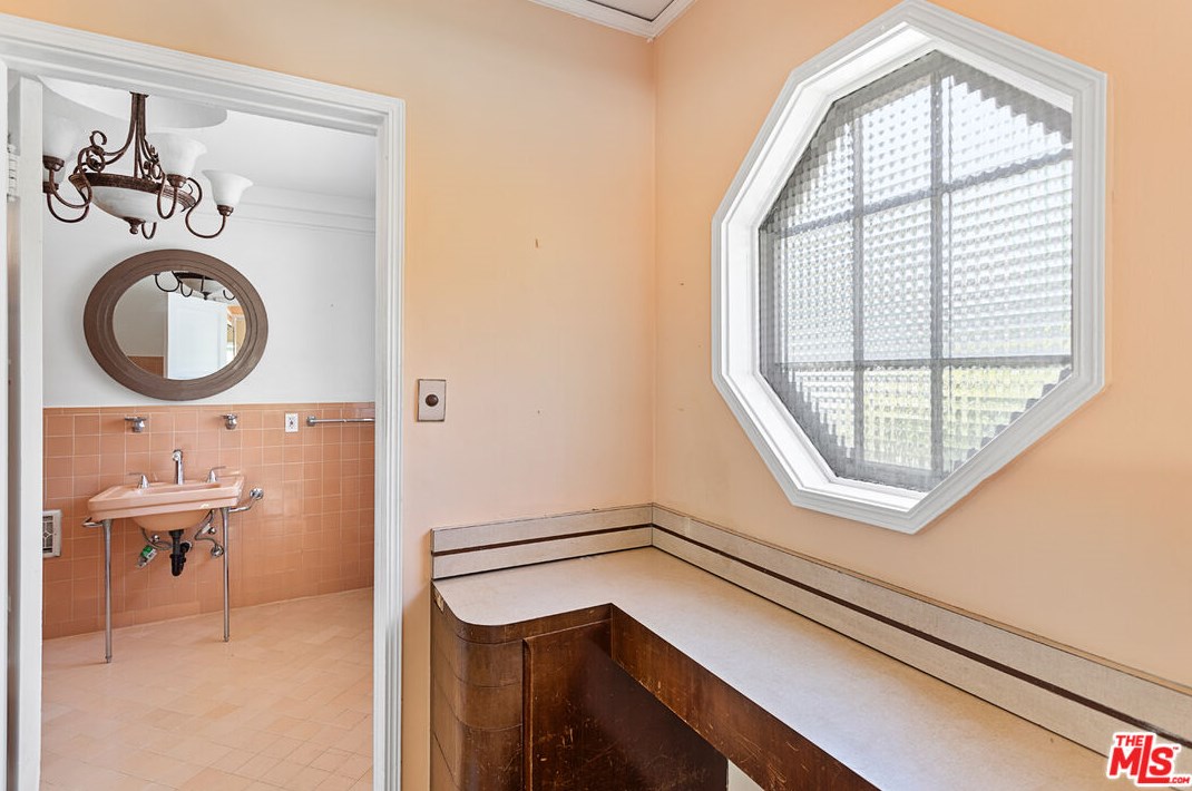 2550 Canyon Dr, Los Angeles CA  90068-2416 exterior