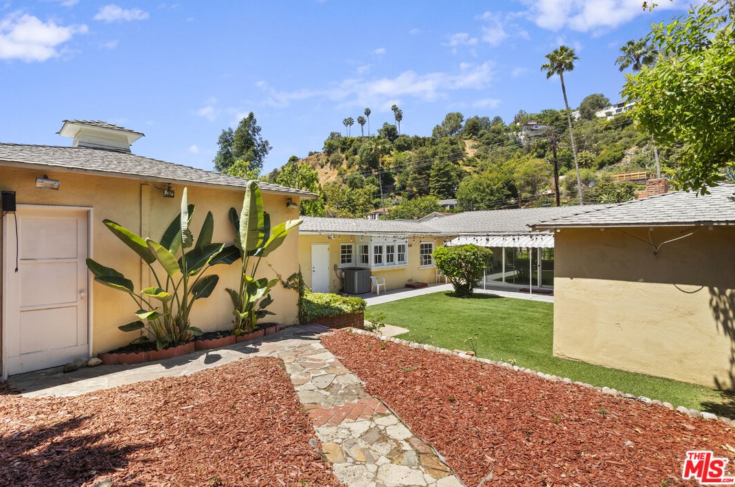 2550 Canyon Dr, Los Angeles CA  90068-2416 exterior