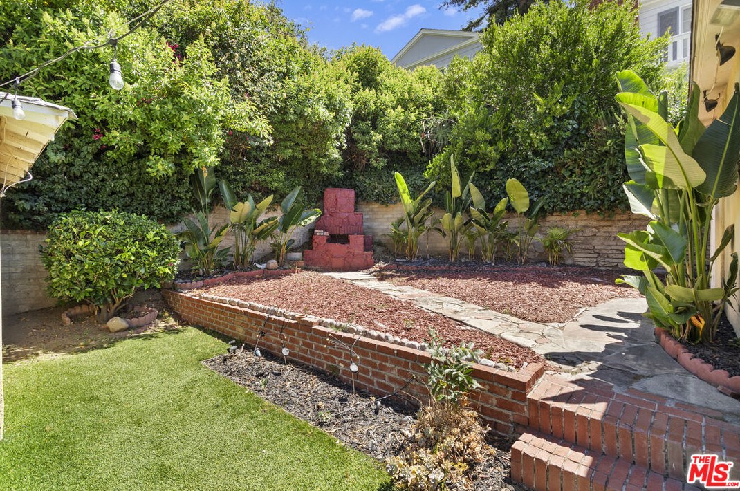 2550 Canyon Dr, Los Angeles CA  90068-2416 exterior