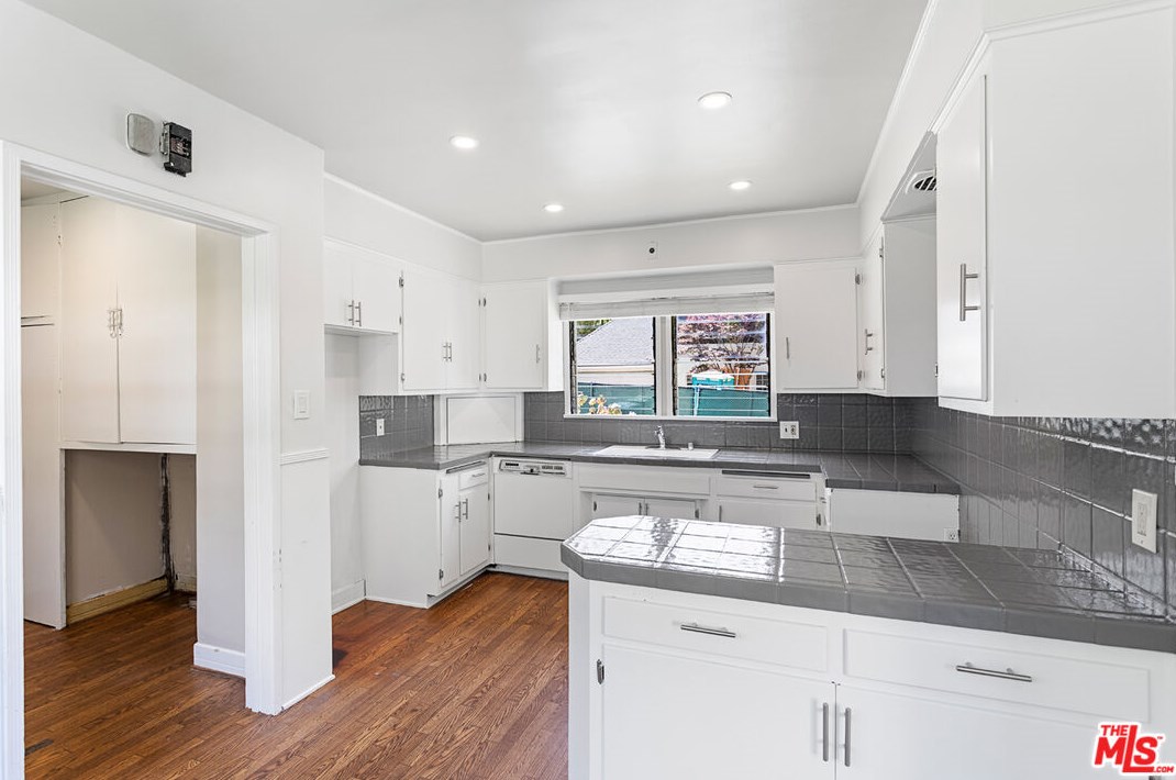 2550 Canyon Dr, Los Angeles CA  90068-2416 exterior