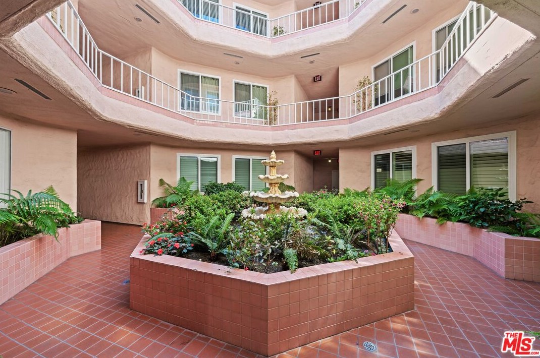 10373 Almayo Ave, Los Angeles CA  90064-2348 exterior