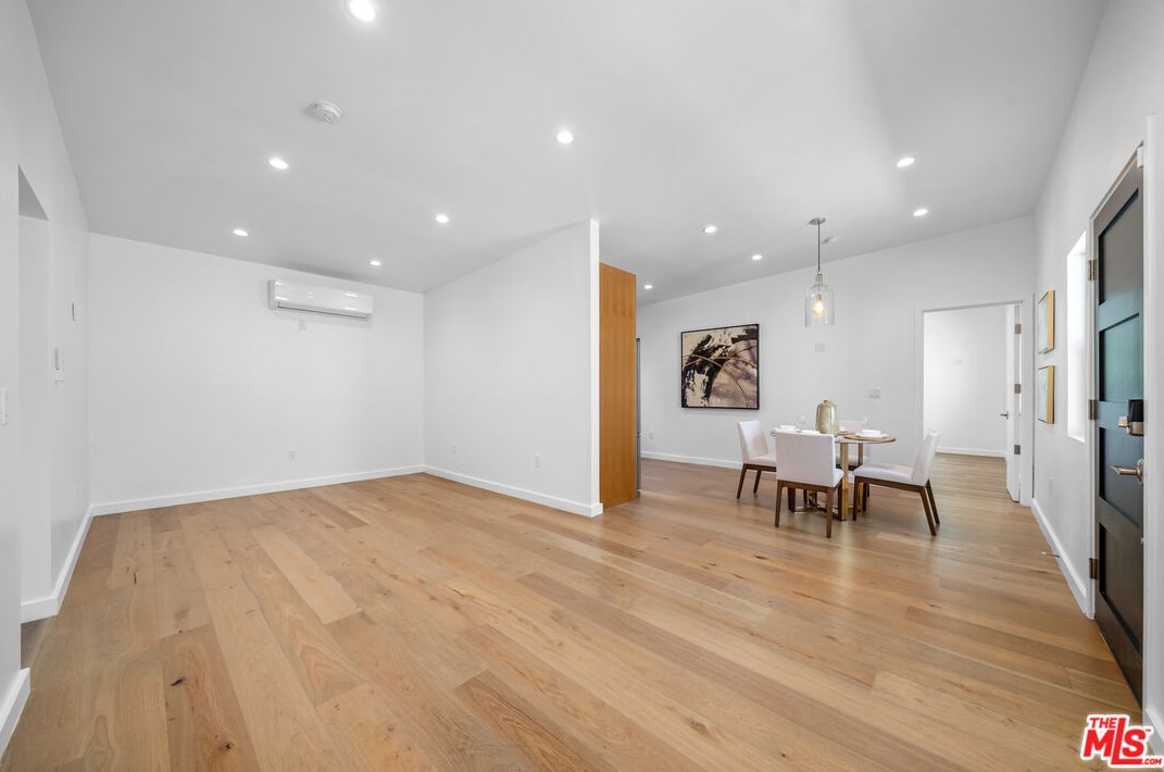 1821 Dunsmuir Ave, Los Angeles CA  90019-5228 exterior