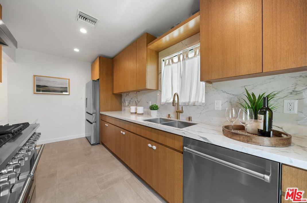 1821 Dunsmuir Ave, Los Angeles CA  90019-5228 exterior