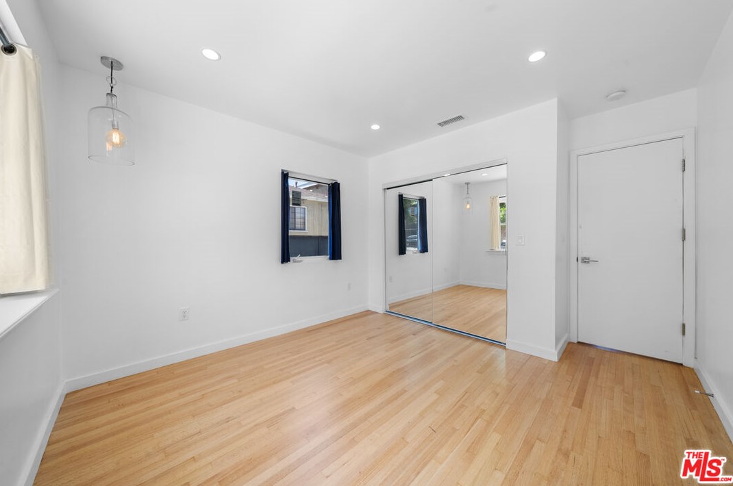 1821 Dunsmuir Ave, Los Angeles CA  90019-5228 exterior