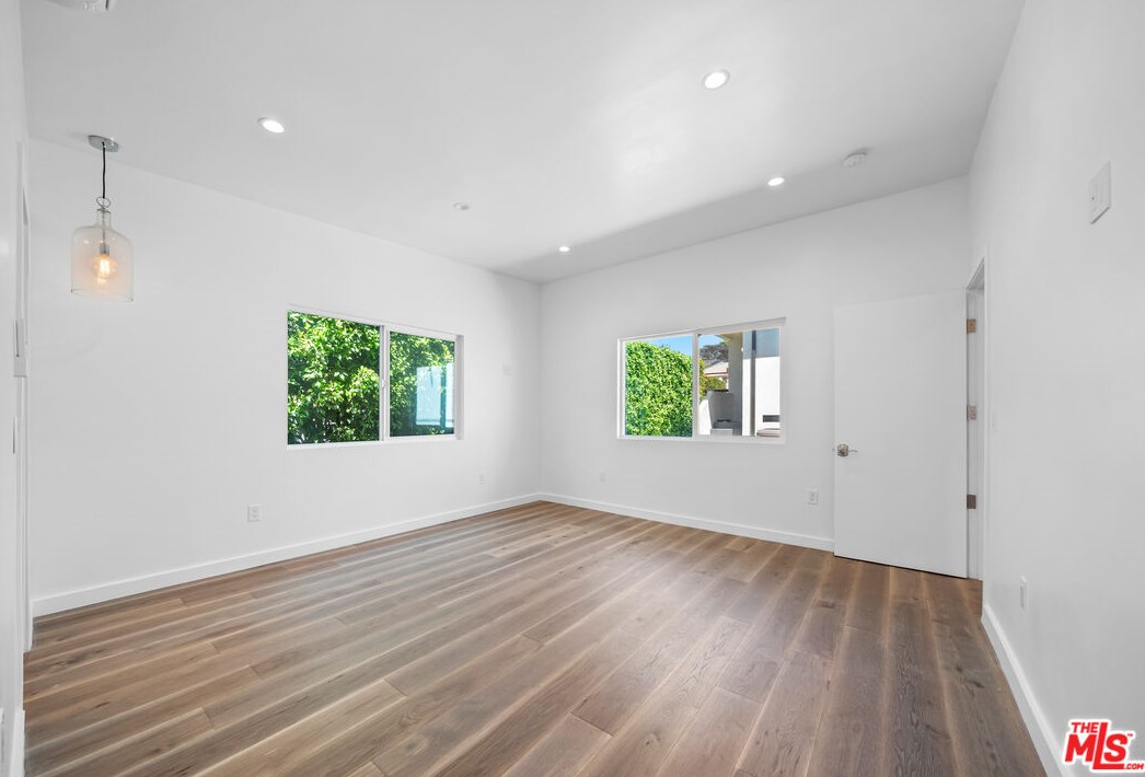 1821 Dunsmuir Ave, Los Angeles CA  90019-5228 exterior