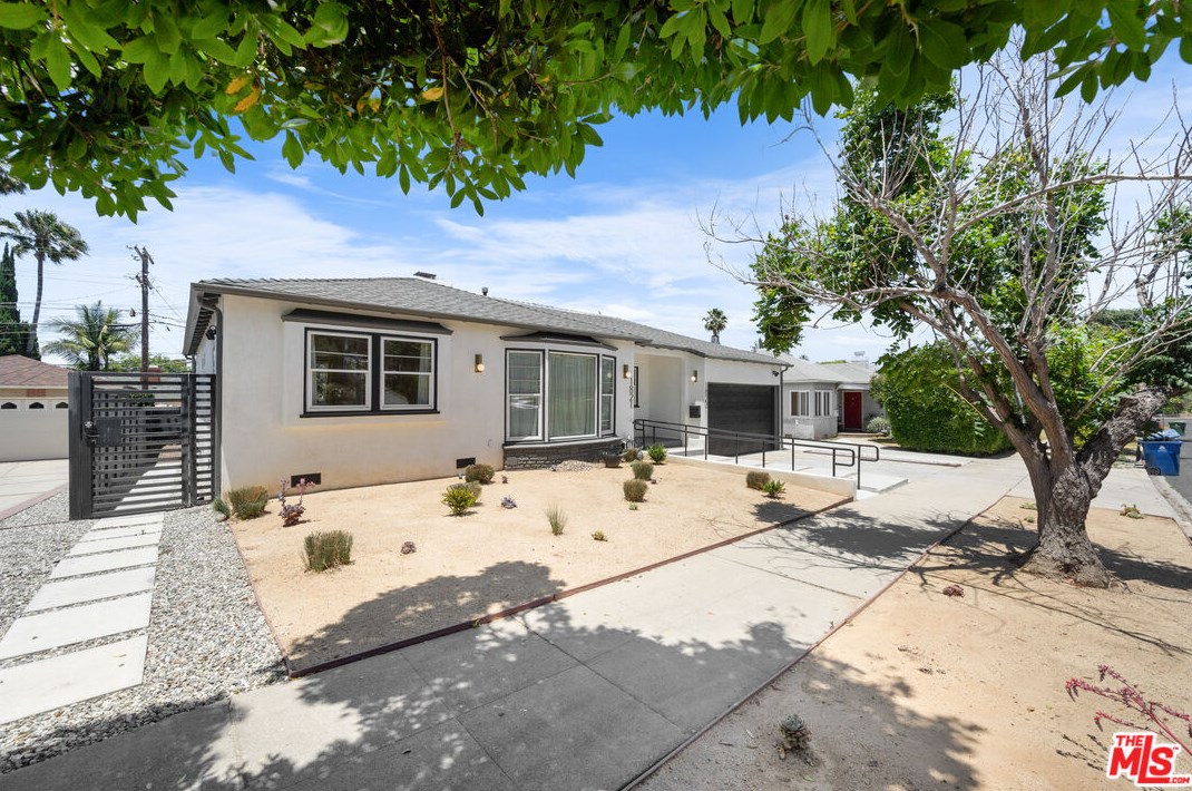 1821 Dunsmuir Ave, Los Angeles CA  90019-5228 exterior