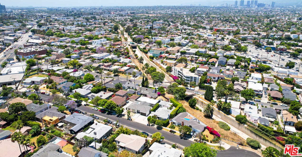 1821 Dunsmuir Ave, Los Angeles CA  90019-5228 exterior