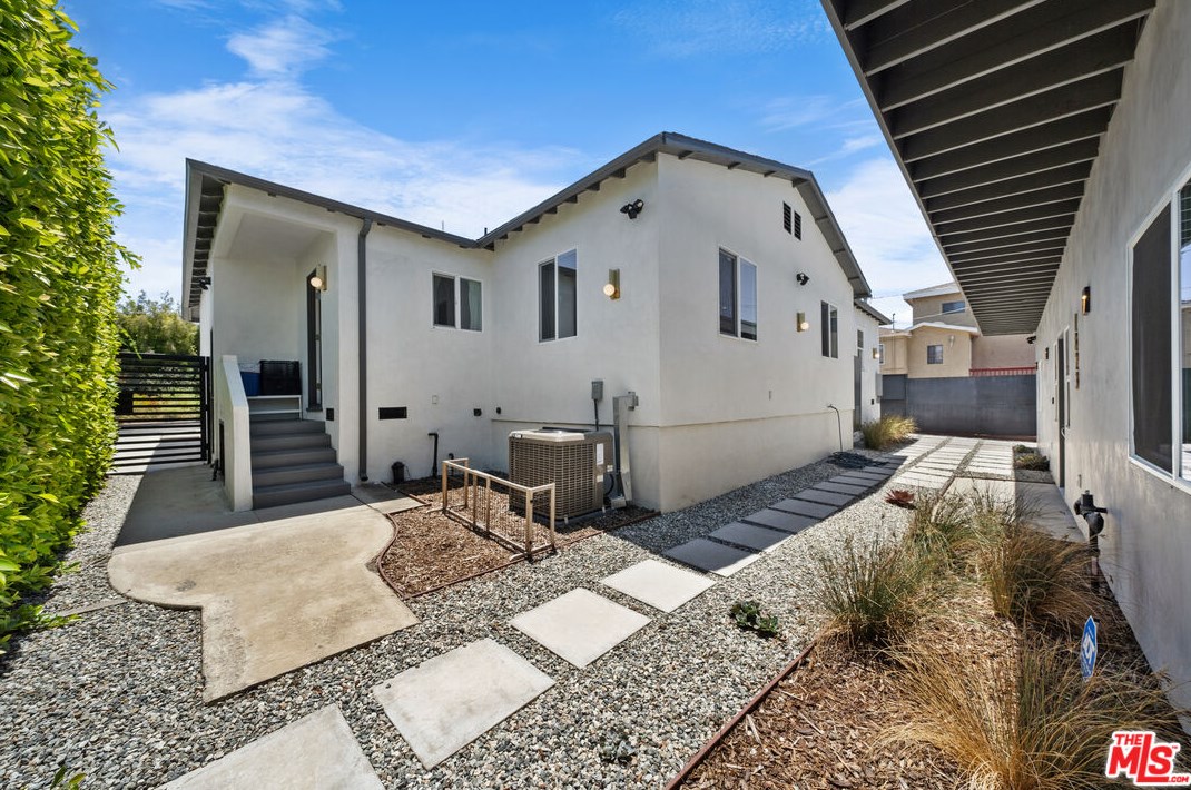 1821 Dunsmuir Ave, Los Angeles CA  90019-5228 exterior