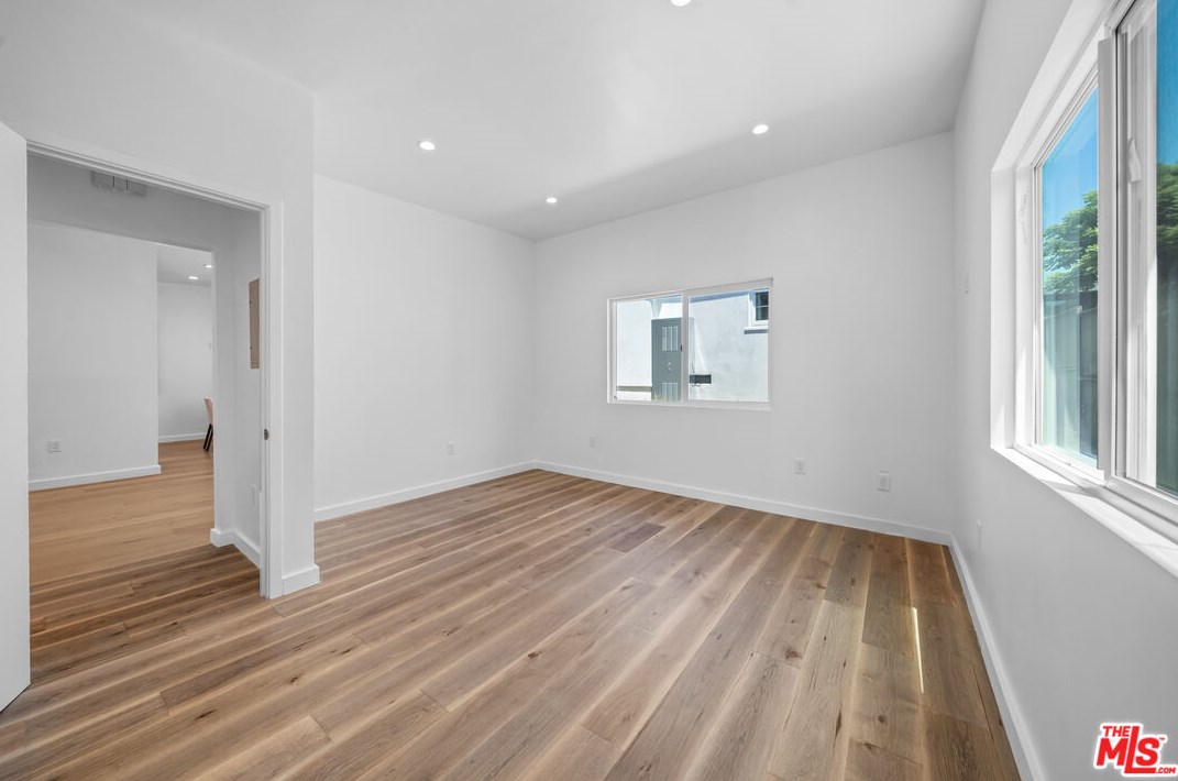 1821 Dunsmuir Ave, Los Angeles CA  90019-5228 exterior