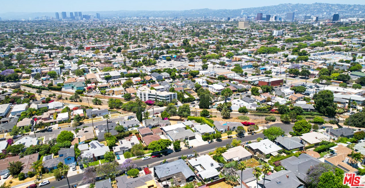 1821 Dunsmuir Ave, Los Angeles CA  90019-5228 exterior