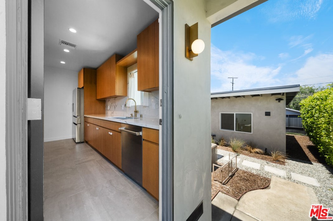 1821 Dunsmuir Ave, Los Angeles CA  90019-5228 exterior