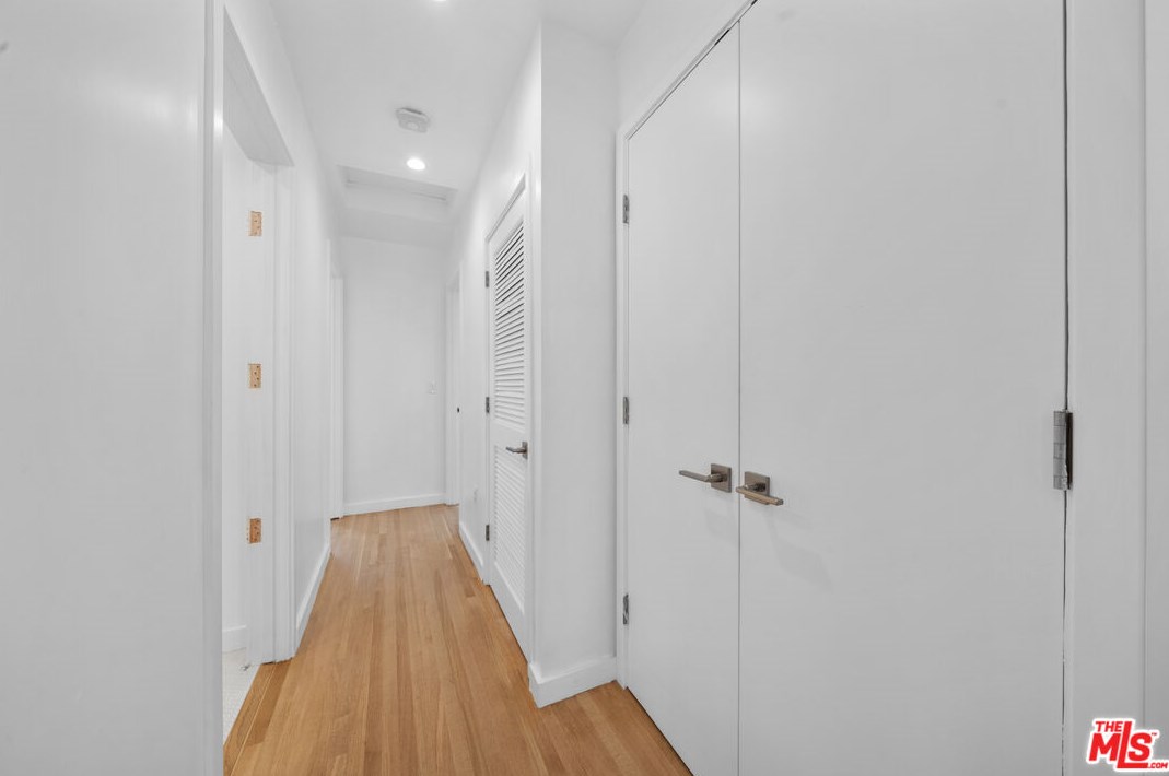 1821 Dunsmuir Ave, Los Angeles CA  90019-5228 exterior