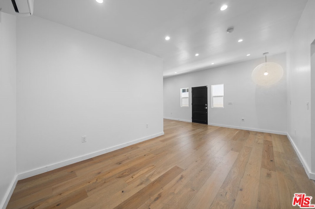 1821 Dunsmuir Ave, Los Angeles CA  90019-5228 exterior