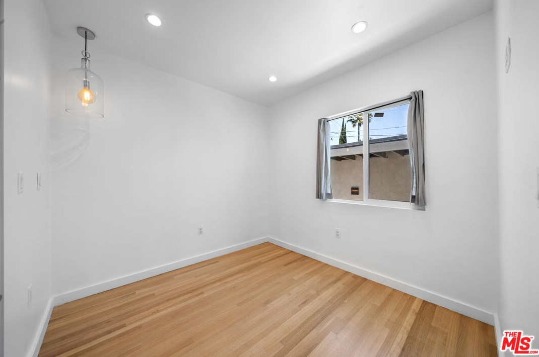 1821 Dunsmuir Ave, Los Angeles CA  90019-5228 exterior