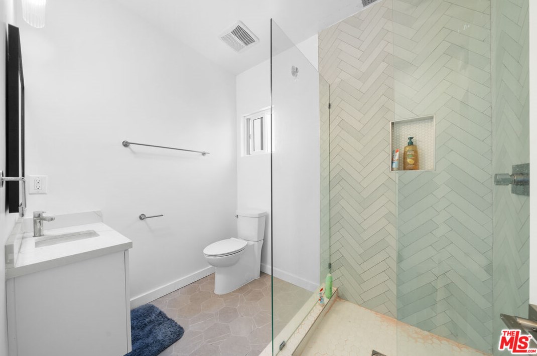 1821 Dunsmuir Ave, Los Angeles CA  90019-5228 exterior