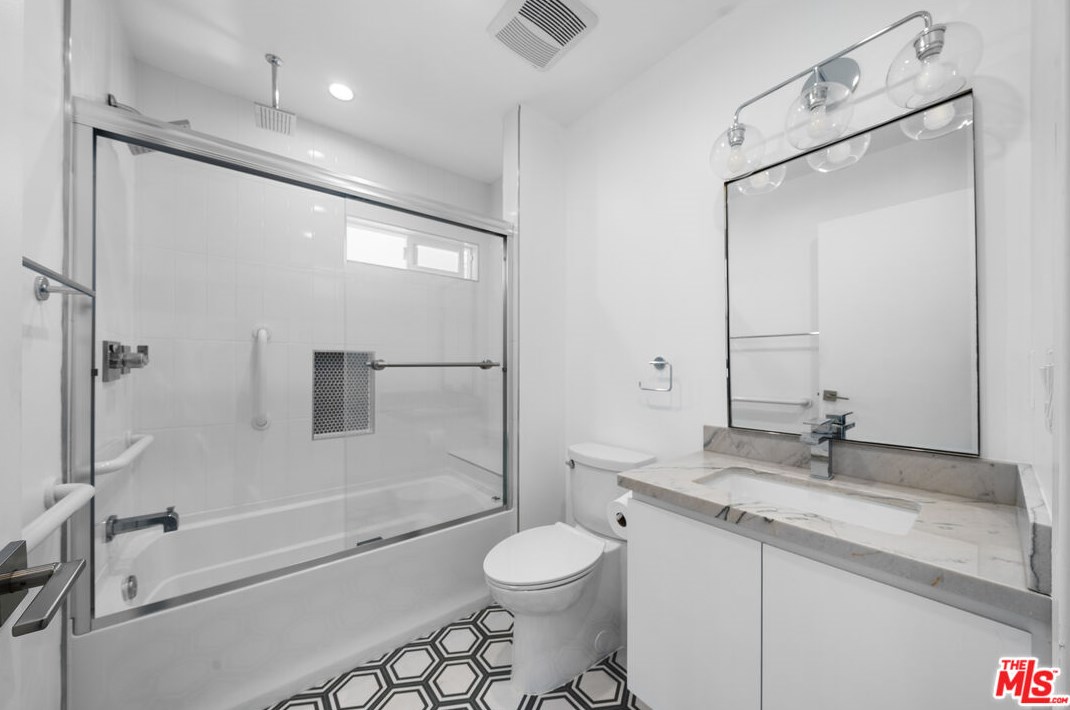 1821 Dunsmuir Ave, Los Angeles CA  90019-5228 exterior