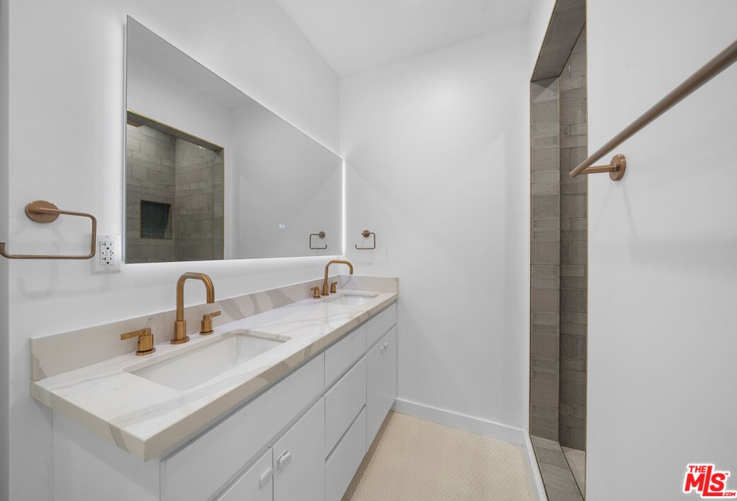 1821 Dunsmuir Ave, Los Angeles CA  90019-5228 exterior