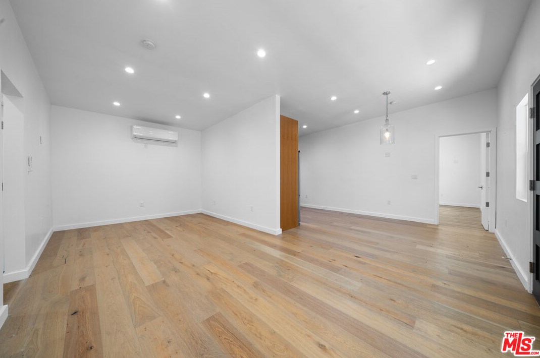 1821 Dunsmuir Ave, Los Angeles CA  90019-5228 exterior