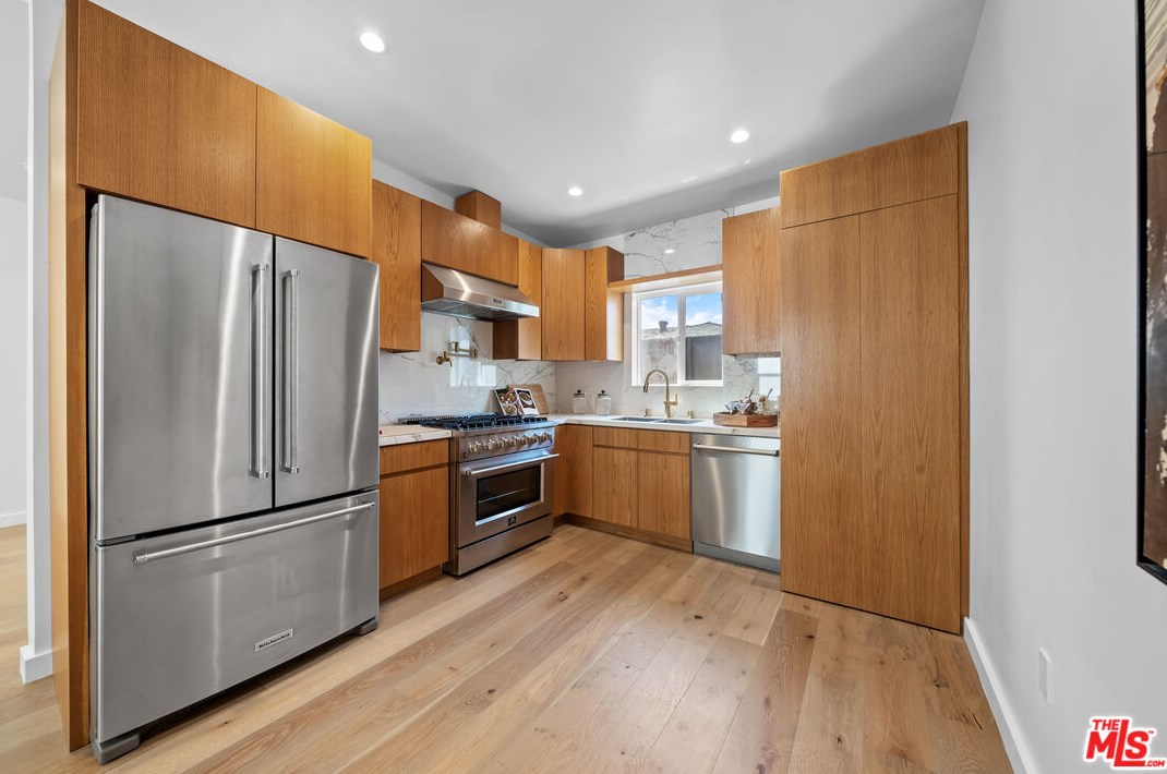 1821 Dunsmuir Ave, Los Angeles CA  90019-5228 exterior