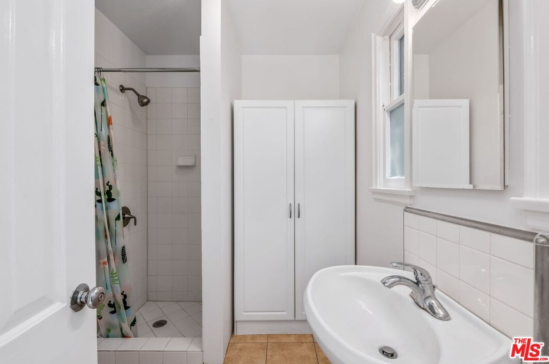 740 Thayer Ave, Los Angeles CA  90024-3332 exterior