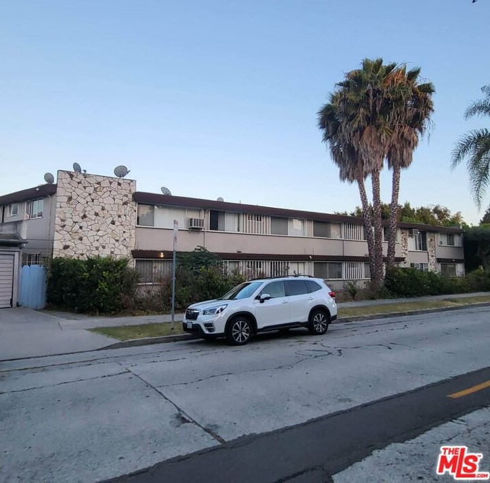 4085 7th St, Los Angeles, CA 90005-3505