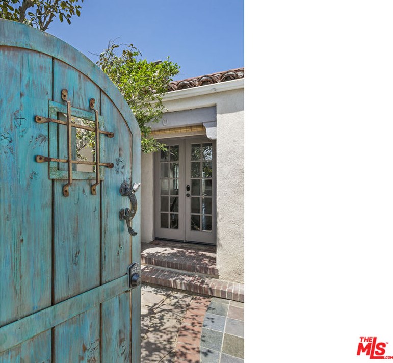 931 Micheltorena St, Los Angeles CA  90026-2721 exterior