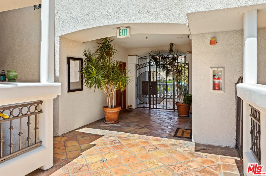 1076 Orange Grove Ave, Los Angeles CA  90019-6552 exterior