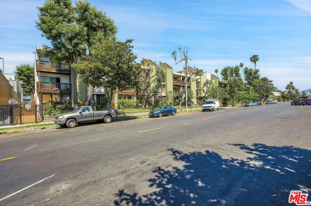 525 Ardmore Ave, Los Angeles CA  90004-2057 exterior
