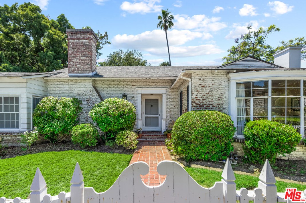 1101 Casiano Rd, Los Angeles CA  90049-1611 exterior
