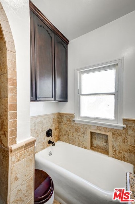 1525 Orange Grv Ave, Los Angeles CA  90019-4950 exterior