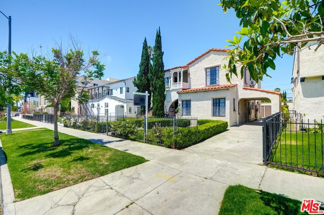 1525 Orange Grove Ave, Los Angeles CA  90019-4950 exterior