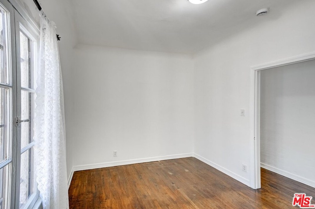 1525 Orange Grv Ave, Los Angeles CA  90019-4950 exterior