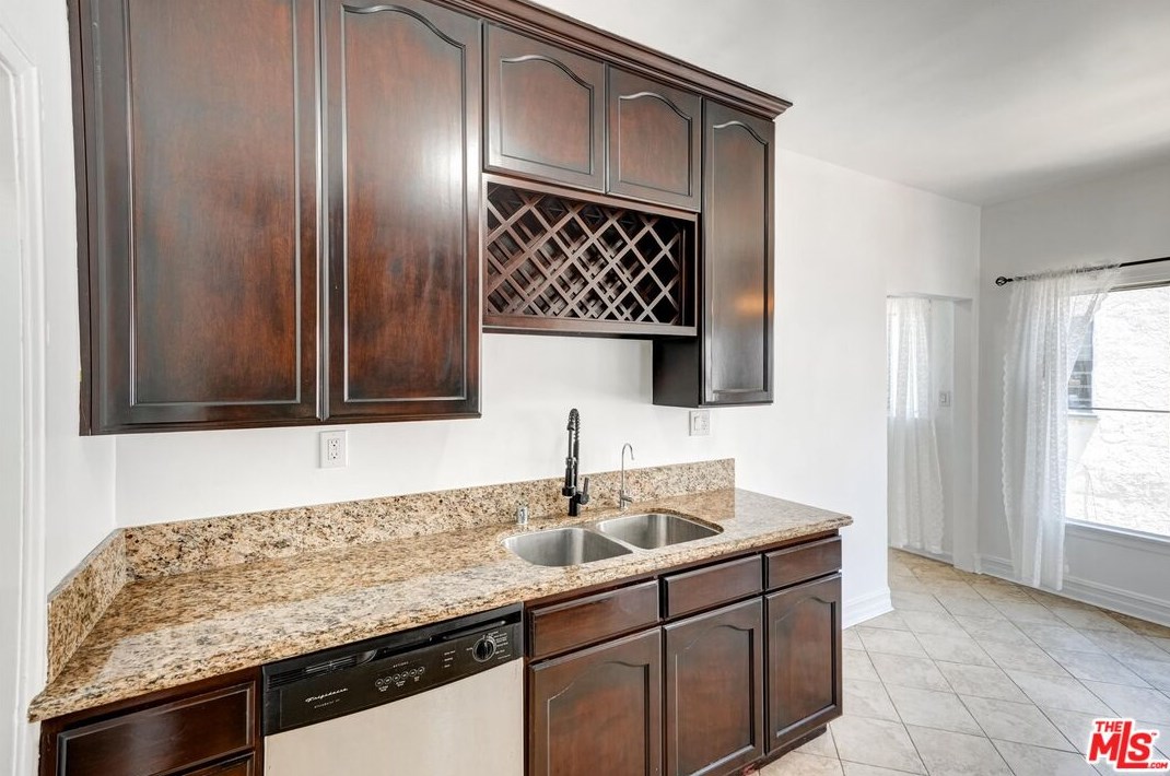 1525 Orange Grv Ave, Los Angeles CA  90019-4950 exterior