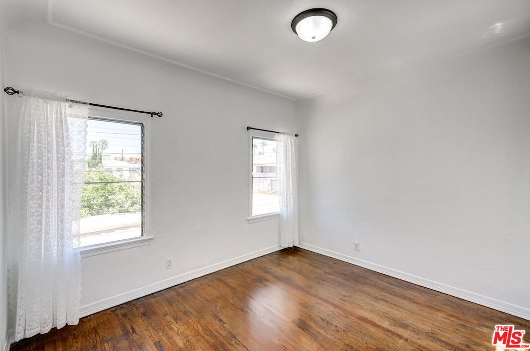 1525 Orange Grv Ave, Los Angeles CA  90019-4950 exterior