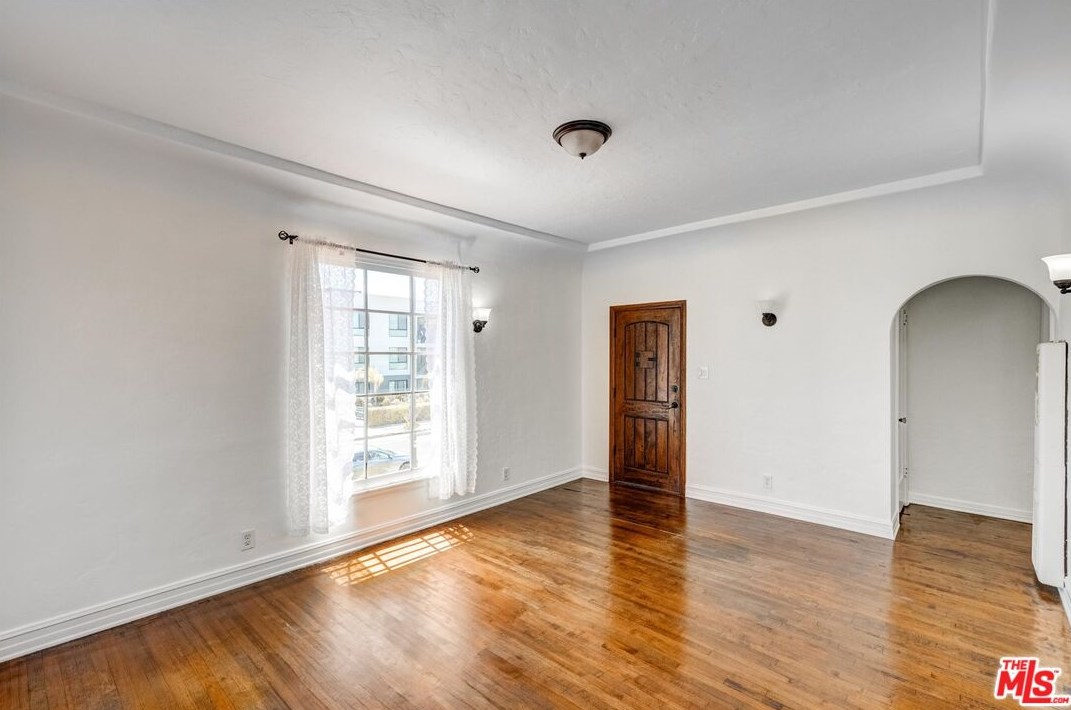 1525 Orange Grv Ave, Los Angeles CA  90019-4950 exterior