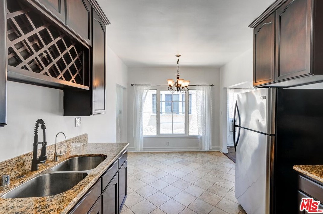 1525 Orange Grv Ave, Los Angeles CA  90019-4950 exterior